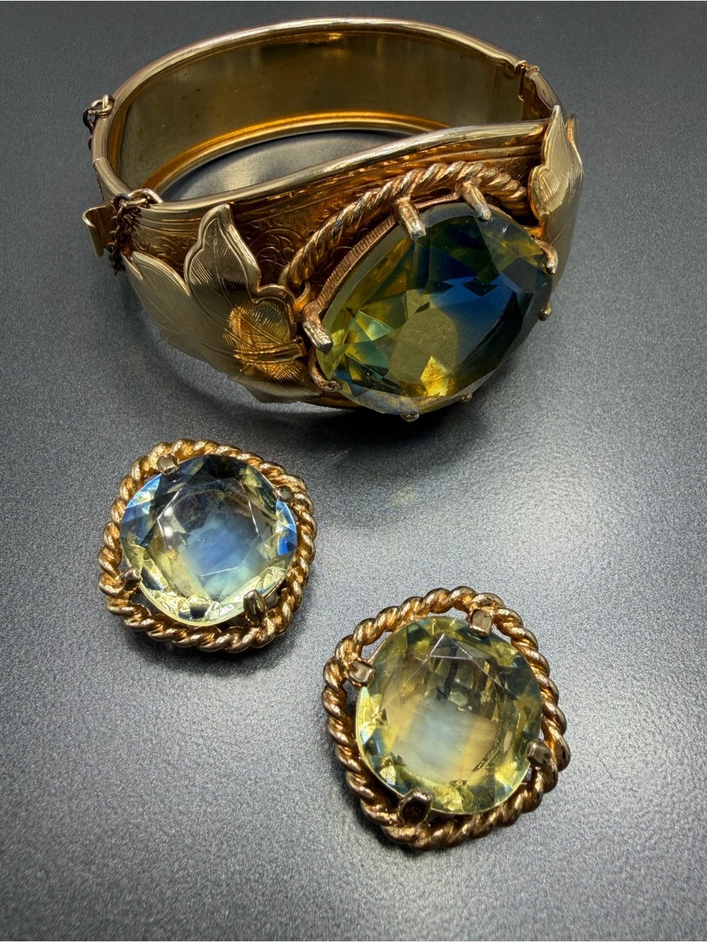 Sarah Coventry Versailles Gold and Green Glass Cuff Clips  Set #7SET